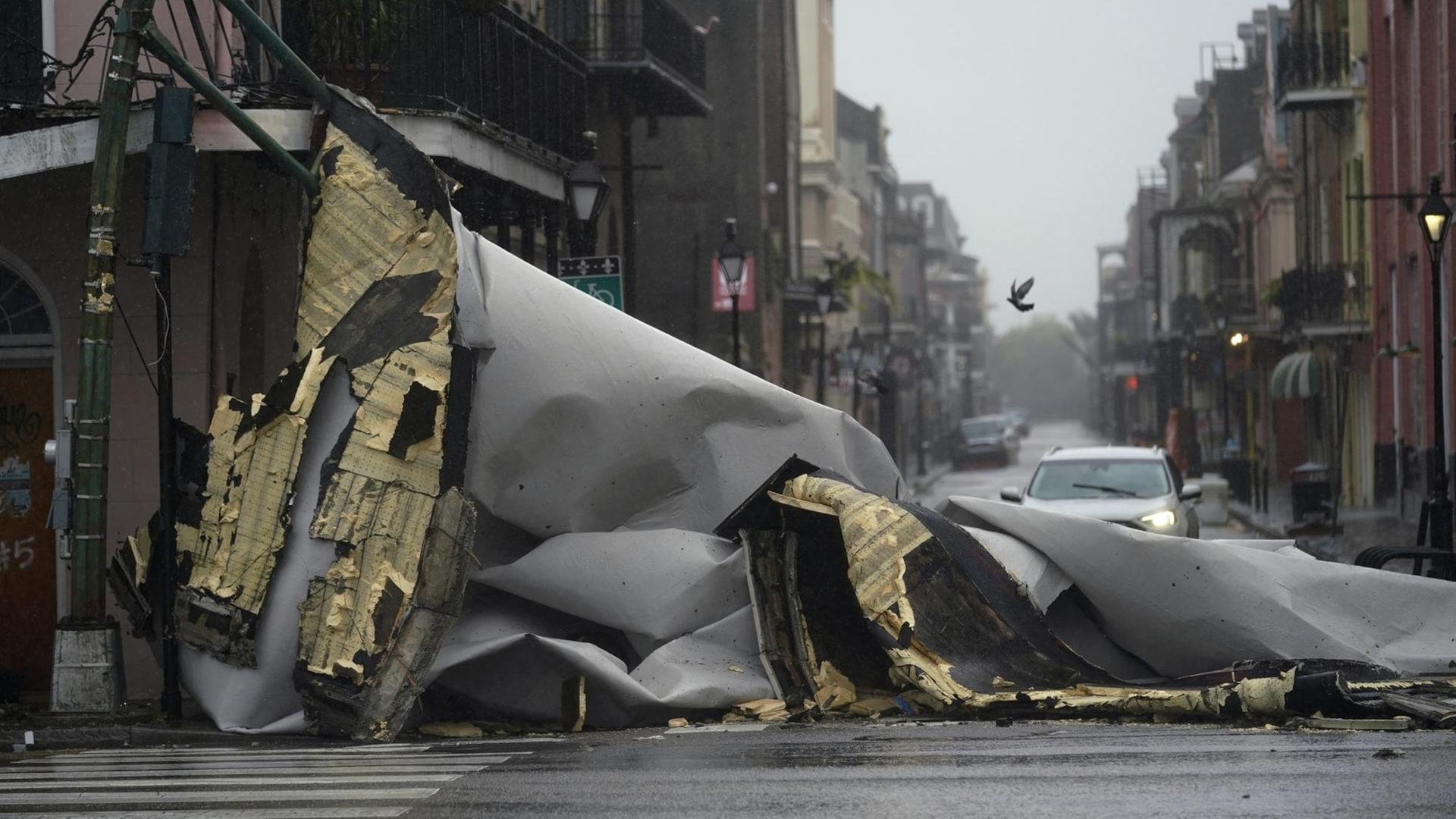 Nach dem Sturm sind viele Häuser in der Stadt New Orleans kaputt.