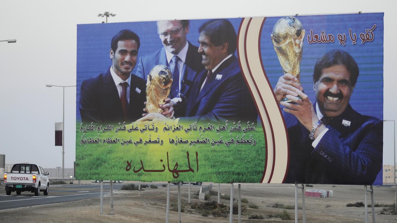 Plakat in Katar, auf dem Hamad ibn Dschasim ibn Dschabir Al Thani, der Premierminister, zu sehen ist, der den Fußball-WM-Pokal in Händen hält. 