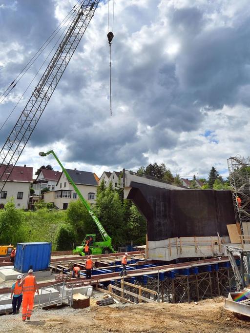 Eine 2700 Tonnen schwere, vorgefertigte Eisenbahnbrücke in Jena (Thüringen) Insgesamt investiert die Deutsche Bahn rund 77 Millionen Euro in den Ausbau der Mitte-Deutschland-Verbindung auf dem rund 66 Kilometer langen Streckenabschnitt zwischen Weimar und Gera.