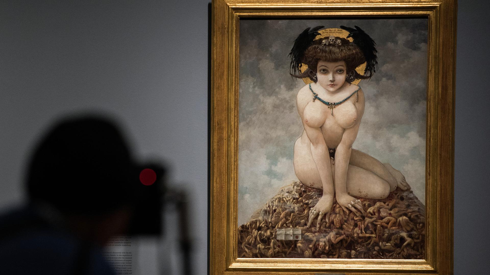 Städelmuseum in Frankfurt am Main: Ein Fotograf macht ein Foto von dem Gemälde "Sie She" von Gustav Adolf Mossa aus dem Jahr 1905