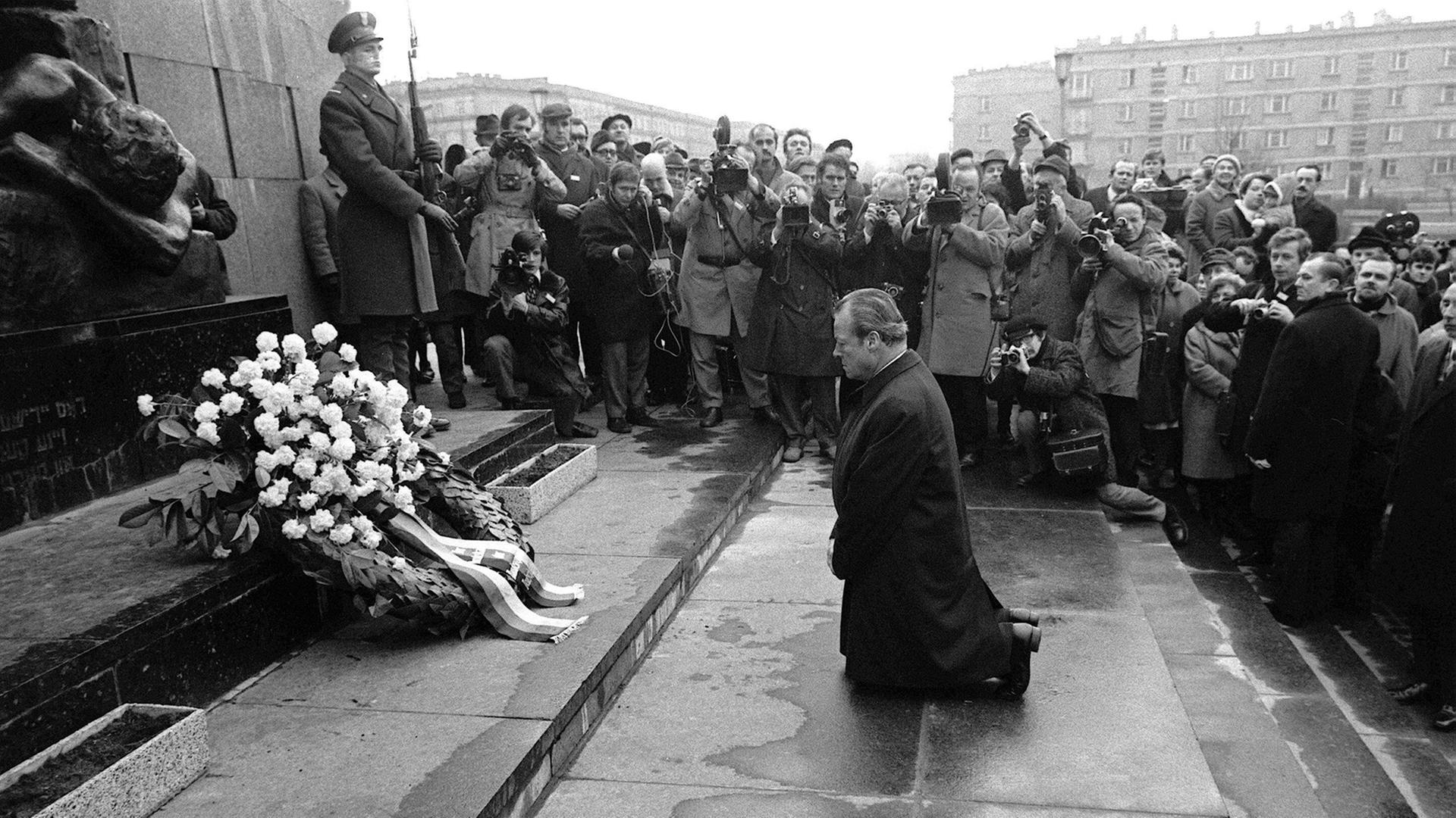 Bundeskanzler Willy Brandt (SPD) während des Kniefalls vor dem Denkmal für die Opfer des Warschauer Ghettos in Warschau im Jahr 1970