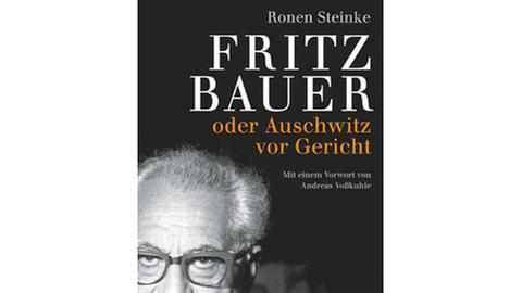 Das Cover des Buches "Fritz Bauer - oder Auschwitz vor Gericht" von Ronen Steinke zeigt ein Schwarz-Weiß-Bild von Fritz Bauer.