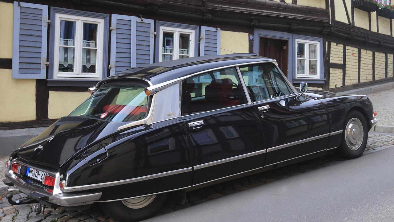 Ein Citroën DS parkt am Straßenrand in Wernigerode