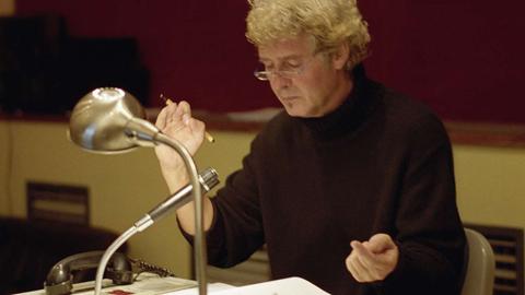 Der Regisseur Klaus Buhlert bei einer Hörspielaufnahme im Studio.