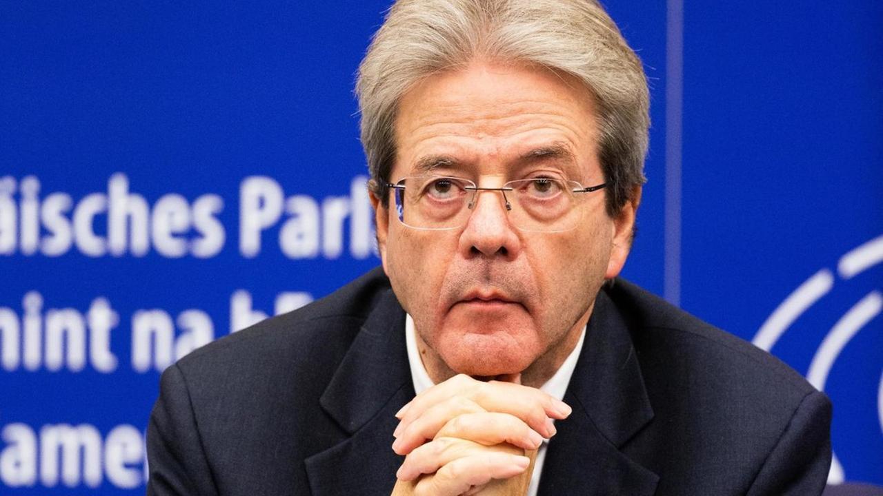 EU-Wirtschaftskommissar Paolo Gentiloni sieht nachdenklich, seine Hände sind ineinander verschränkt.