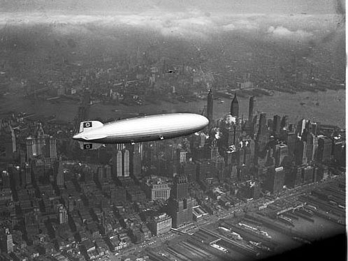 Das Luftschiff Hindenburg über Manhattan 1937