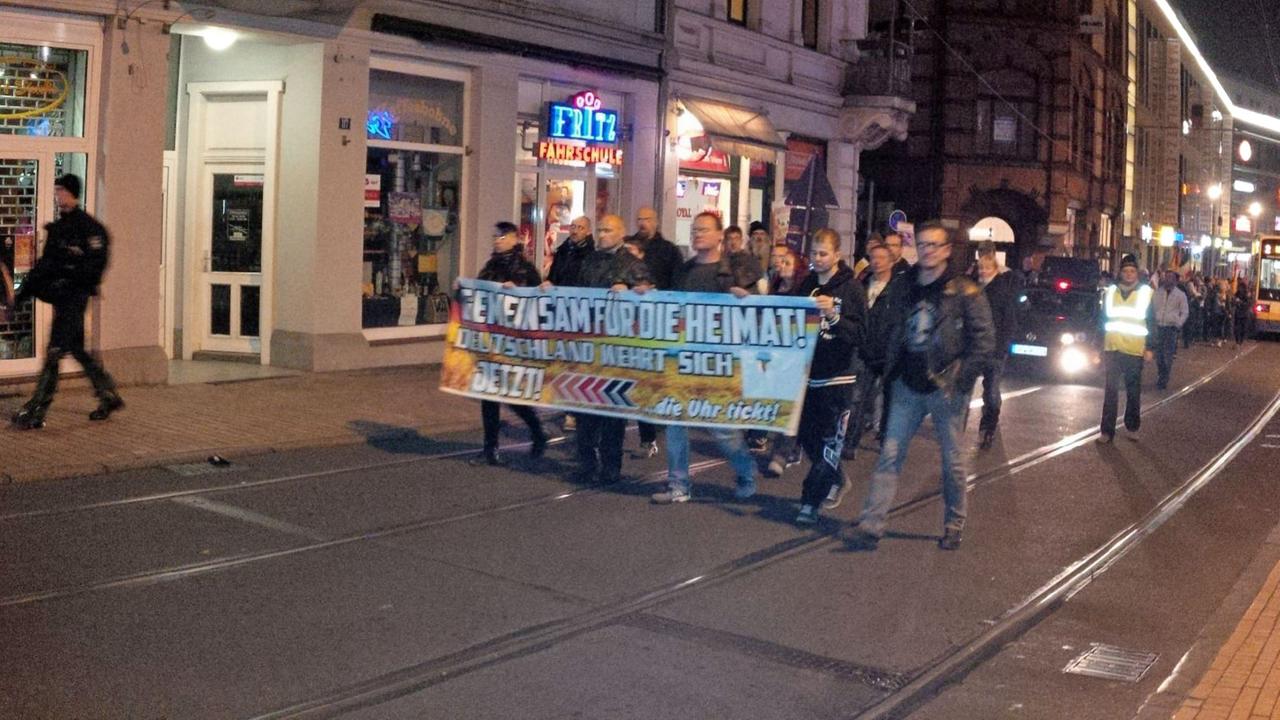 Der Protestzug "Schwerin wehrt sich" zieht immer mal wieder durch die Landeshauptstadt