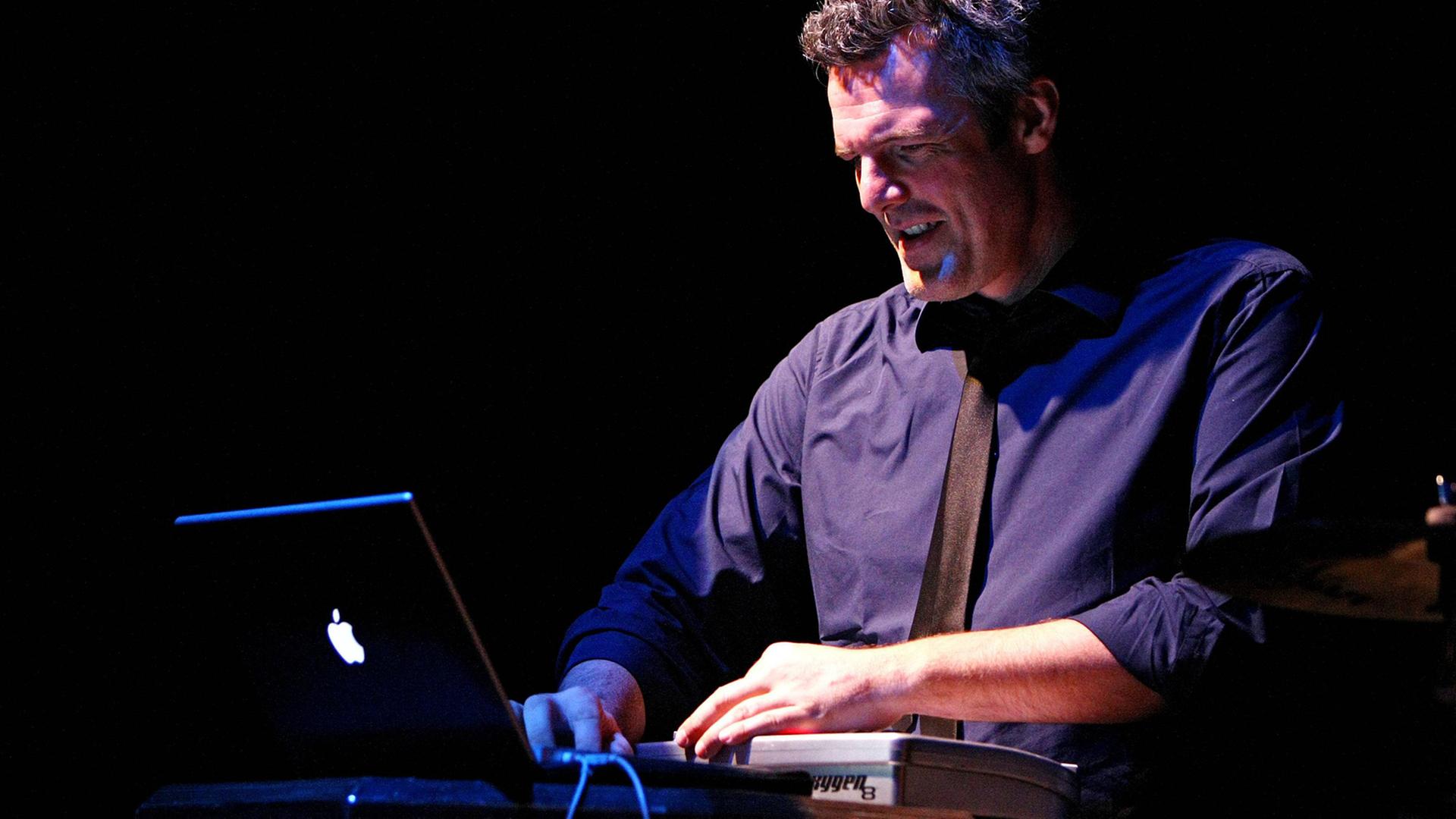 Percussionist Christian Prommer während eines Konzerts am 03.02.2009 in Leipzig