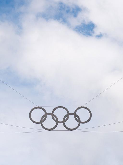 Die Olympischen Ringe hängen über dem Eingang des Olympiastadions in Berlin.