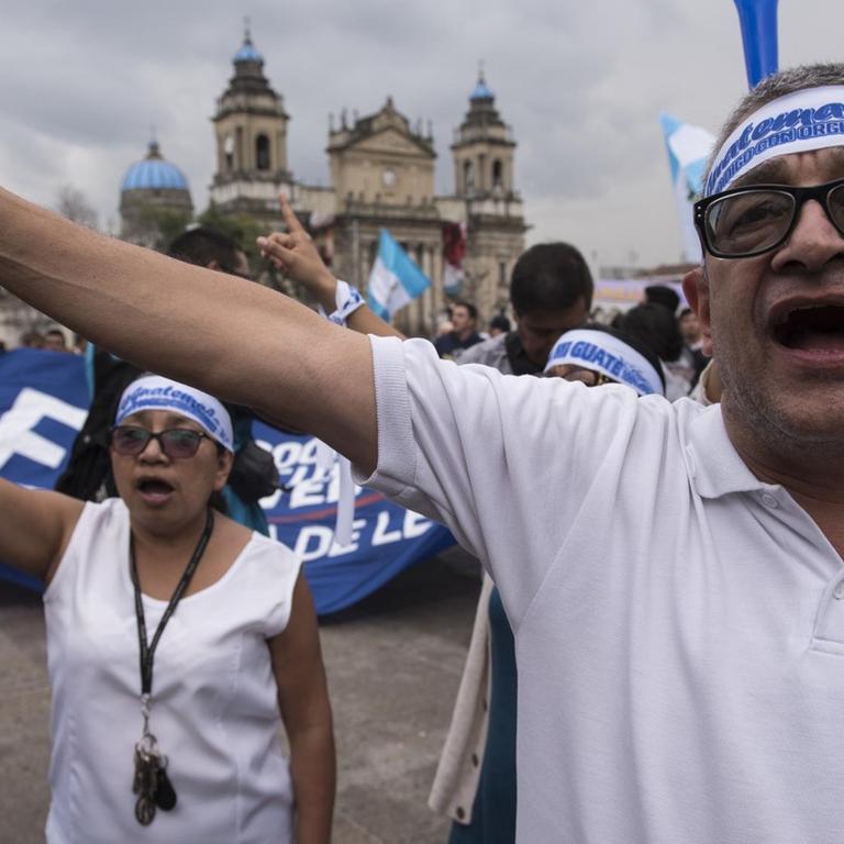 Menschen in Guatemala protestieren gegen die Entscheidung, das Mandat der Internationale Kommission zur Bekämpfung der Straflosigkeit in Guatemala nicht zu verlängern.