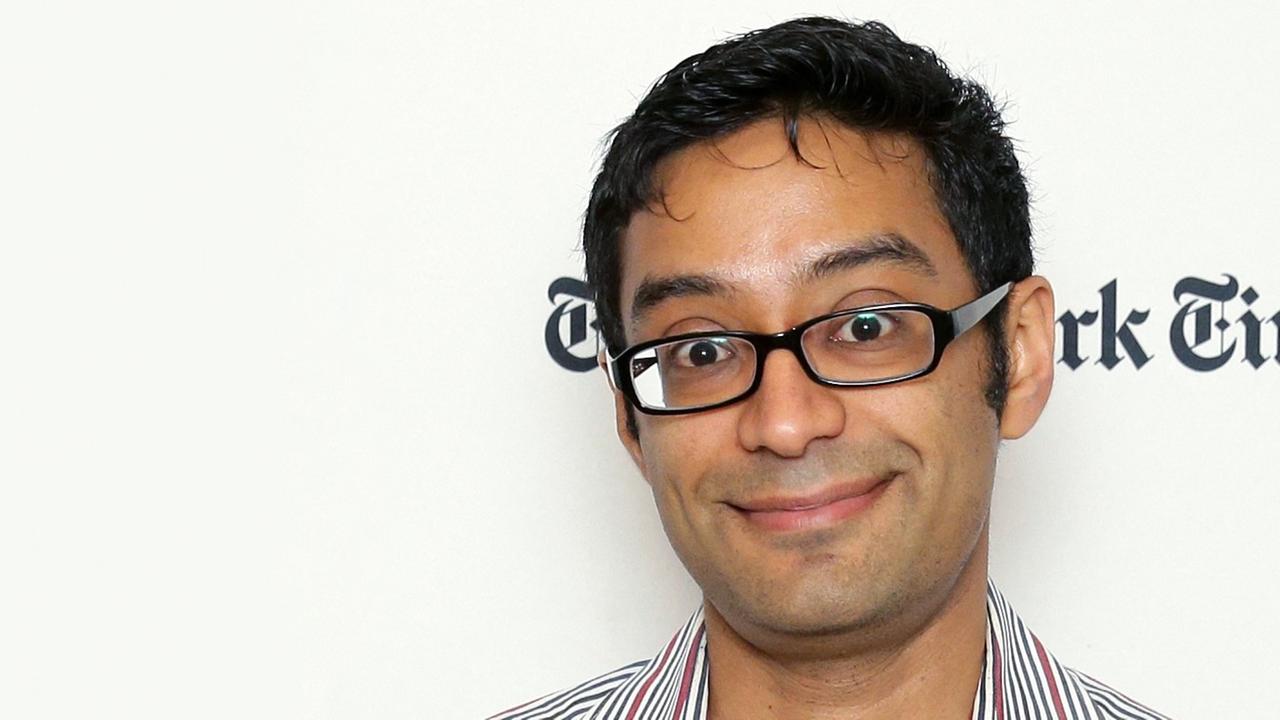 Porträt des US-amerikanischen Journalisten Farhad Manjoo, mit einer Brille und dem Logo der New York Times im Hintergrund.