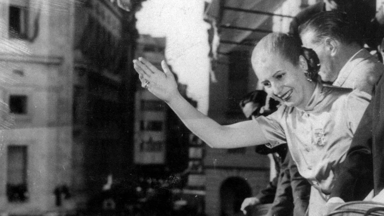 Die argentinische Politikerin Eva Perón winkt in Buenos Aires von einem Balkon den Menschanmassen zu.
