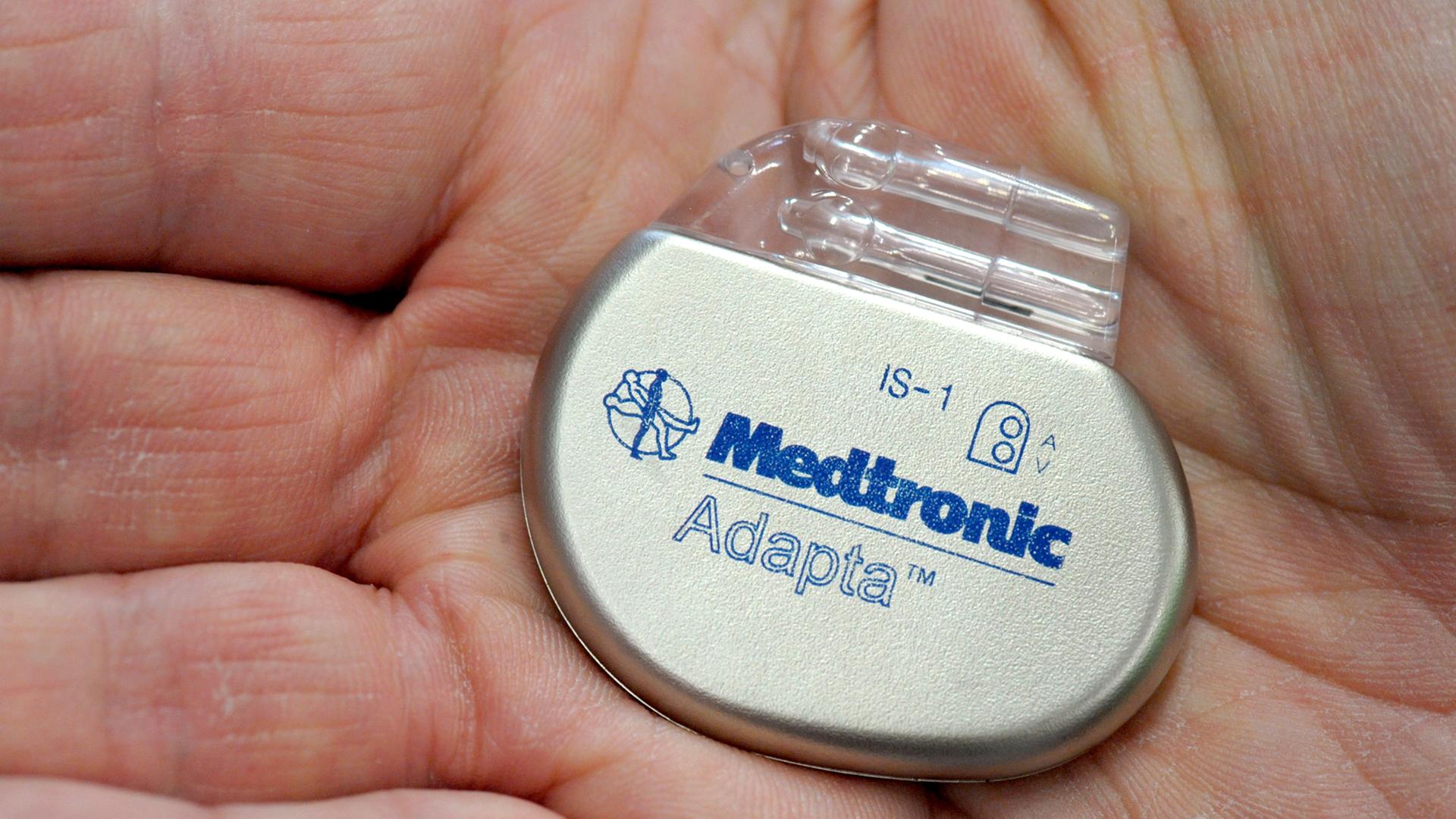 Ein Herzschrittmacher liegt in der Hand eines Mitarbeiters des Medizintechnikhersteller Medtronic am Donnerstag (31.03.2011) in Leipzig.