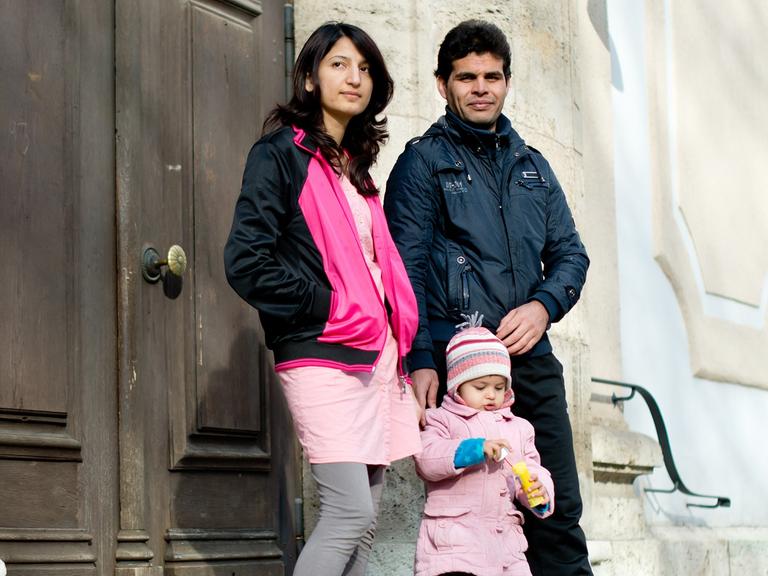 Eine afghanische Familie wartet in Bayern auf ein Asylverfahren.