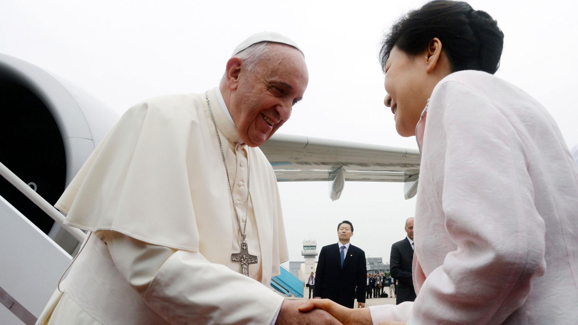 Südkoreas Präsidentin Park Geun-Hye begrüßt Papst Franziskus nach seiner Ankunft auf einem Flughafen in Seongnam, südlich der südkoreanischen Hauptstadt Seoul.