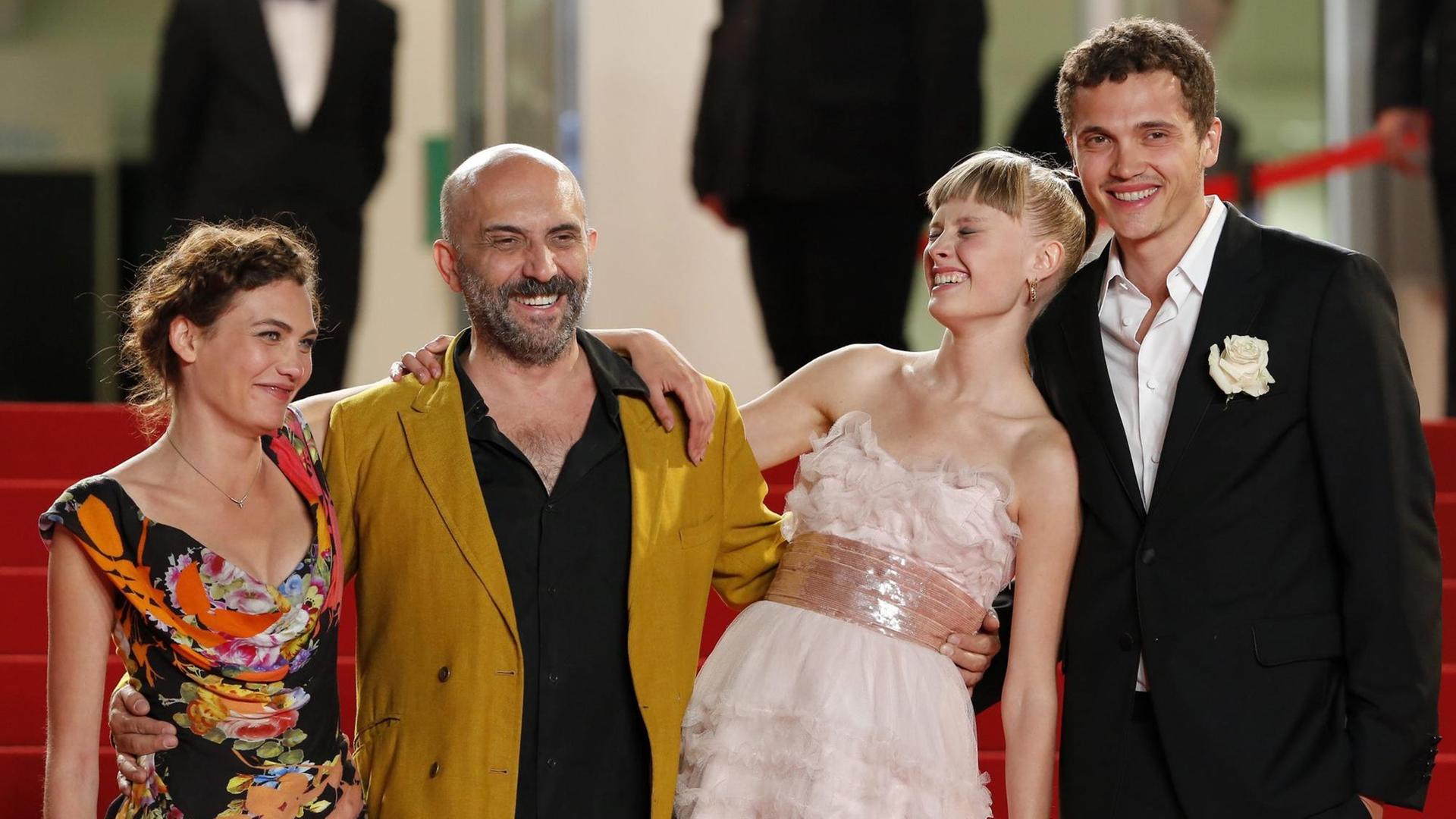 Regisseur Gaspar Noe eingerahmt von den Schauspielern Aomi Muyock, Klara Kristin und Karl Glusman beim Filmfest in Cannes vor der Vorführung des Films "Love".