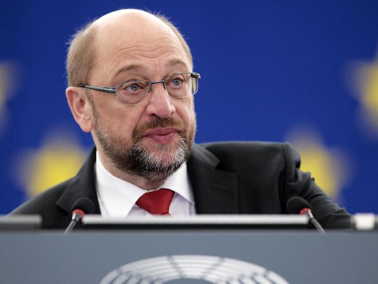 EU-Parlamentspräsident Martin Schulz während einer Debatte in Straßburg am 5.10.2016. Im Hintergrund eine blaue Wand mit gelben Sternen.