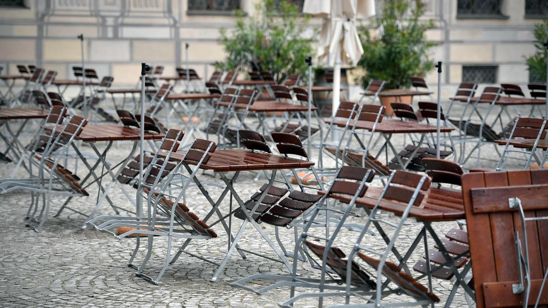 Leere, unbesetzte freie Stühle und Tische im Aussenbereich im Kapellenhof der Residenz in München am 14.10.2020 infolge der Coronapandemie.