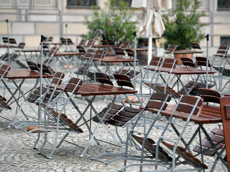 Leere, unbesetzte freie Stühle und Tische im Aussenbereich im Kapellenhof der Residenz in München am 14.10.2020 infolge der Coronapandemie.