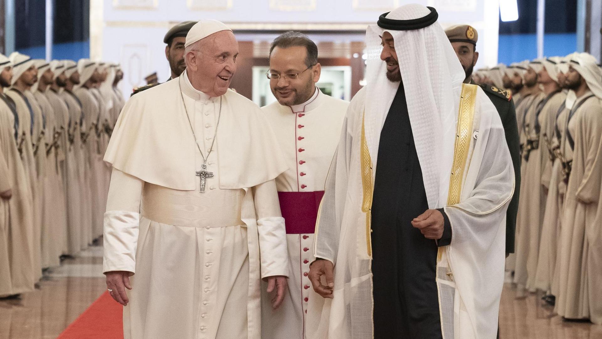 Kron-Prinz Mohammed empfängt Papst Franziskus in der Stadt Abu Dhabi
