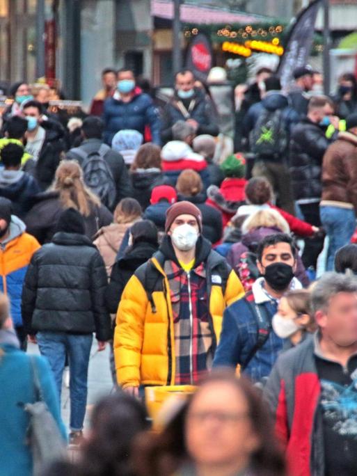 Viele Menschen gehen zum Einkaufen in die Innenstadt von Essen