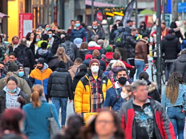 Viele Menschen gehen zum Einkaufen in die Innenstadt von Essen