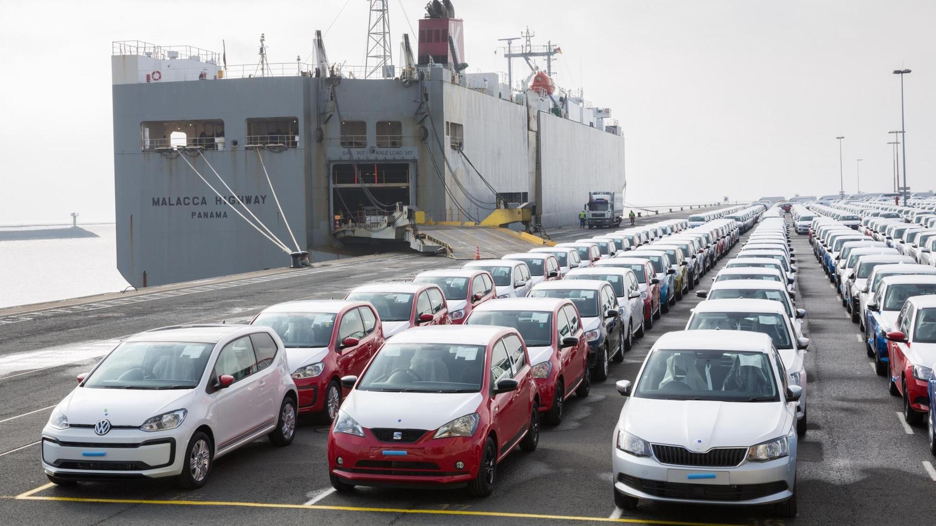 Autos stehen im Hafen von Emden zur Verschiffung bereit.