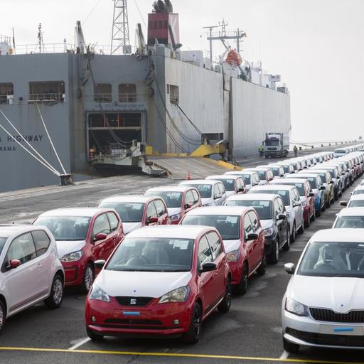 Autos stehen im Hafen von Emden zur Verschiffung bereit.