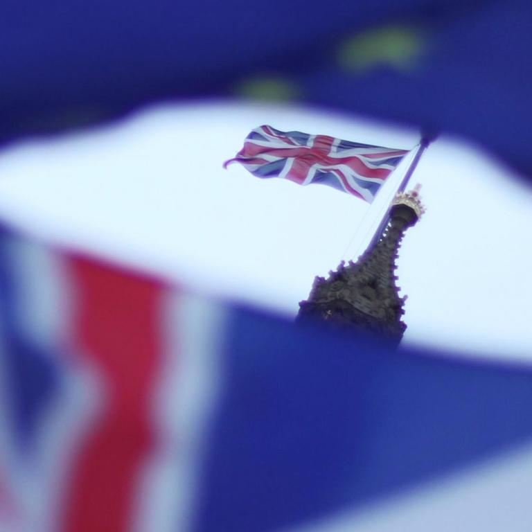 Großbritannien, London: Die Fahnen der EU (oben) und von Großbritannien wehen vor dem Parlament in Westminster