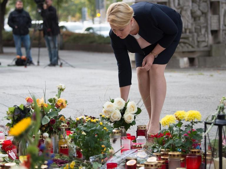 Bundesfamilienministerin Franziska Giffey (SPD) legt am Tatort einen Strauß Blumen nieder.