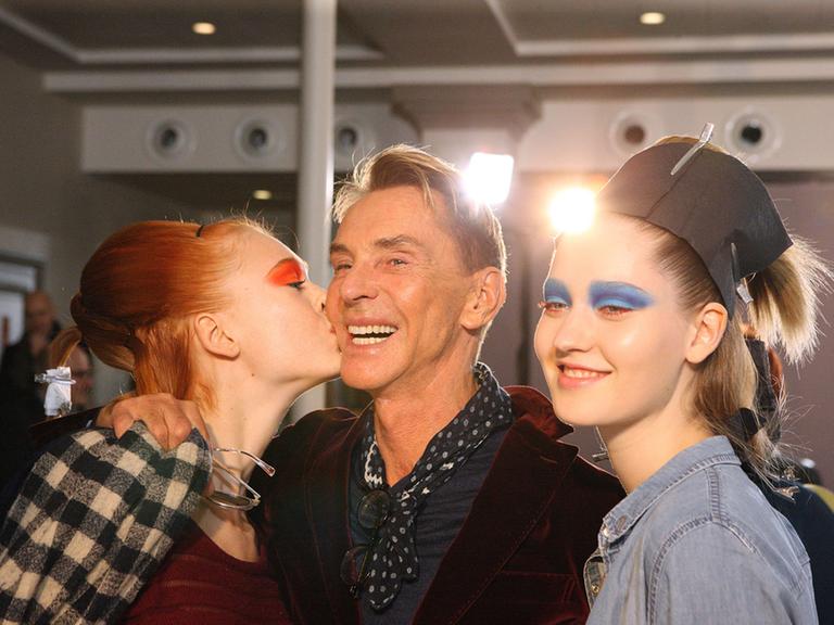 Modedesigner Wolfgang Joop mit Models in Kleidung von Wunderkind auf der Pariser Fashionweek am 3. März 2014.