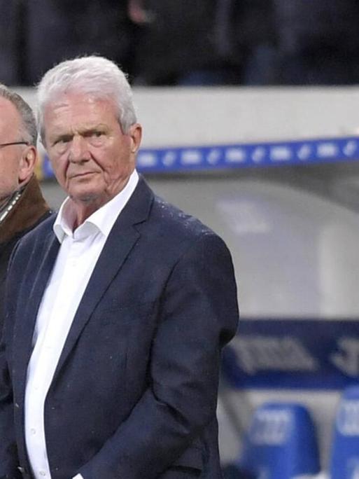 Nachdem Bayern-Ultras Hoffenheims Dietmar Hopp mit Plakaten geschändet haben, wurde das Spiel unterbrochen, danach mit einem Nichtangriffspakt zuende gebracht, Vorstandsvorsitzender Karl-Heinz Rummenigge FC Bayern München schaut mit Dietmar Hopp re die Schlussminuten vom Spielfeldrand aus an.