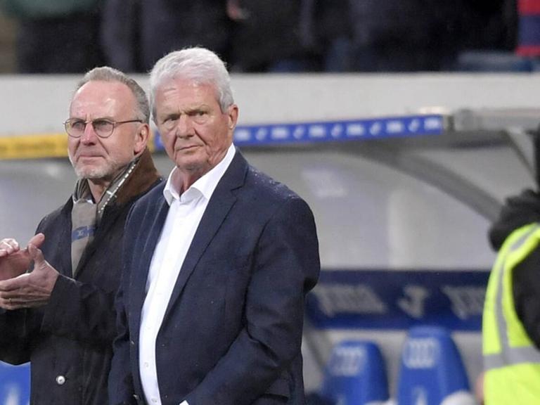 Nachdem Bayern-Ultras Hoffenheims Dietmar Hopp mit Plakaten geschändet haben, wurde das Spiel unterbrochen, danach mit einem Nichtangriffspakt zuende gebracht, Vorstandsvorsitzender Karl-Heinz Rummenigge FC Bayern München schaut mit Dietmar Hopp re die Schlussminuten vom Spielfeldrand aus an.