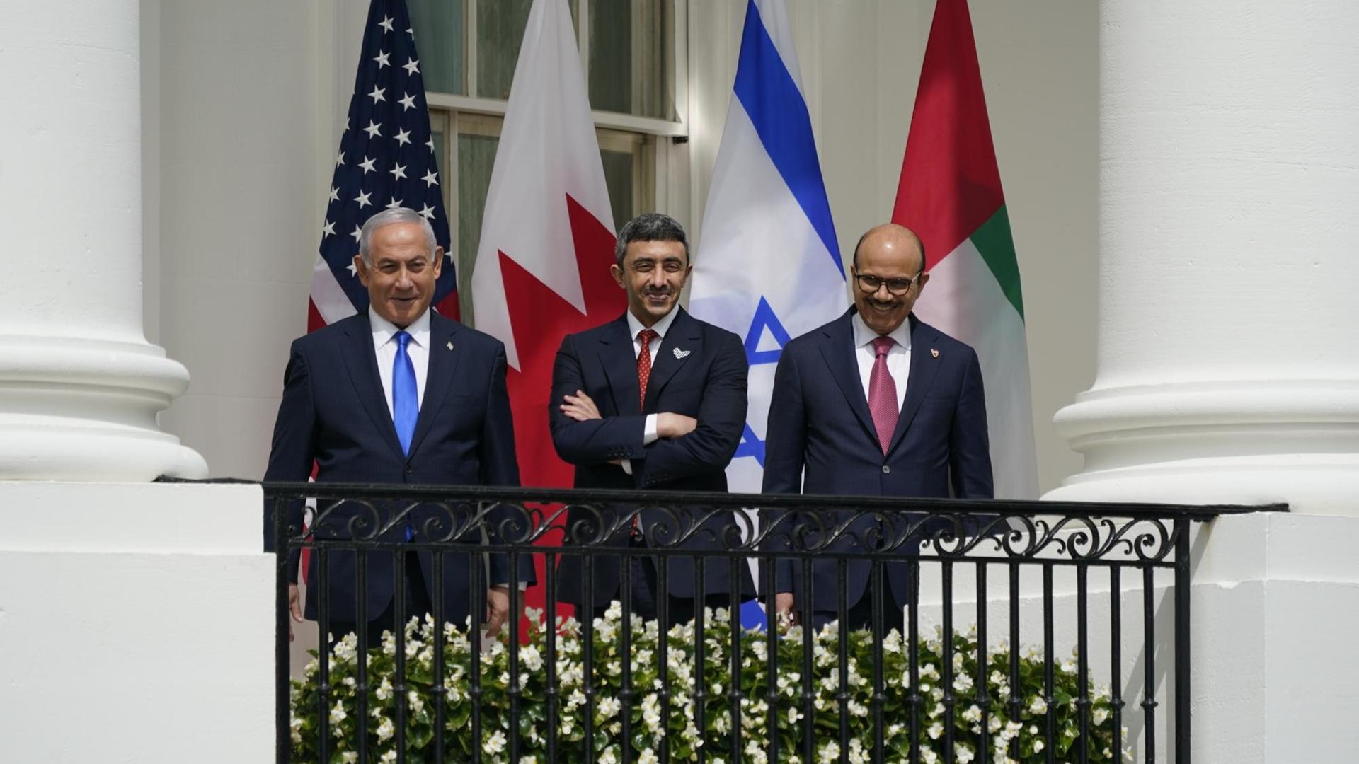 Israels Ministerpräsident Netanjahu (links) mit den Außenministern von den Vereinigten Arabischen Staaten und Bahrain. 