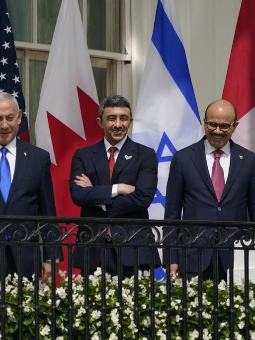 Von links nach rechts: Israles Premierminister Benjamin Netanyahu; Abdullah bin Zayed bin Sultan Al Nahyan, Außenminister der Emirate; and Dr. Abdullatif bin Rashid Alzayani, Außenminister von Bahrain im Weißen Haus, Washington, USA, am 15. September 2020.