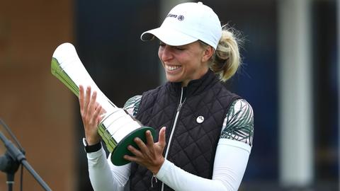 Die deutsche Golferin Sophia Popov freut sich und hält den Pokal in ihren Händen. Popov hat als erste deutsche Golferin sensationell ein Major-Turnier gewonnen.