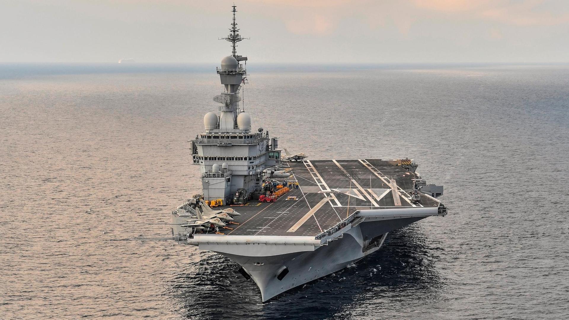 Luftaufnahme des renovierten Flugzeugträgers "Charles de Gaulle" Luftaufnahme des renovierten Flugzeugträgers "Charles de Gaulle"