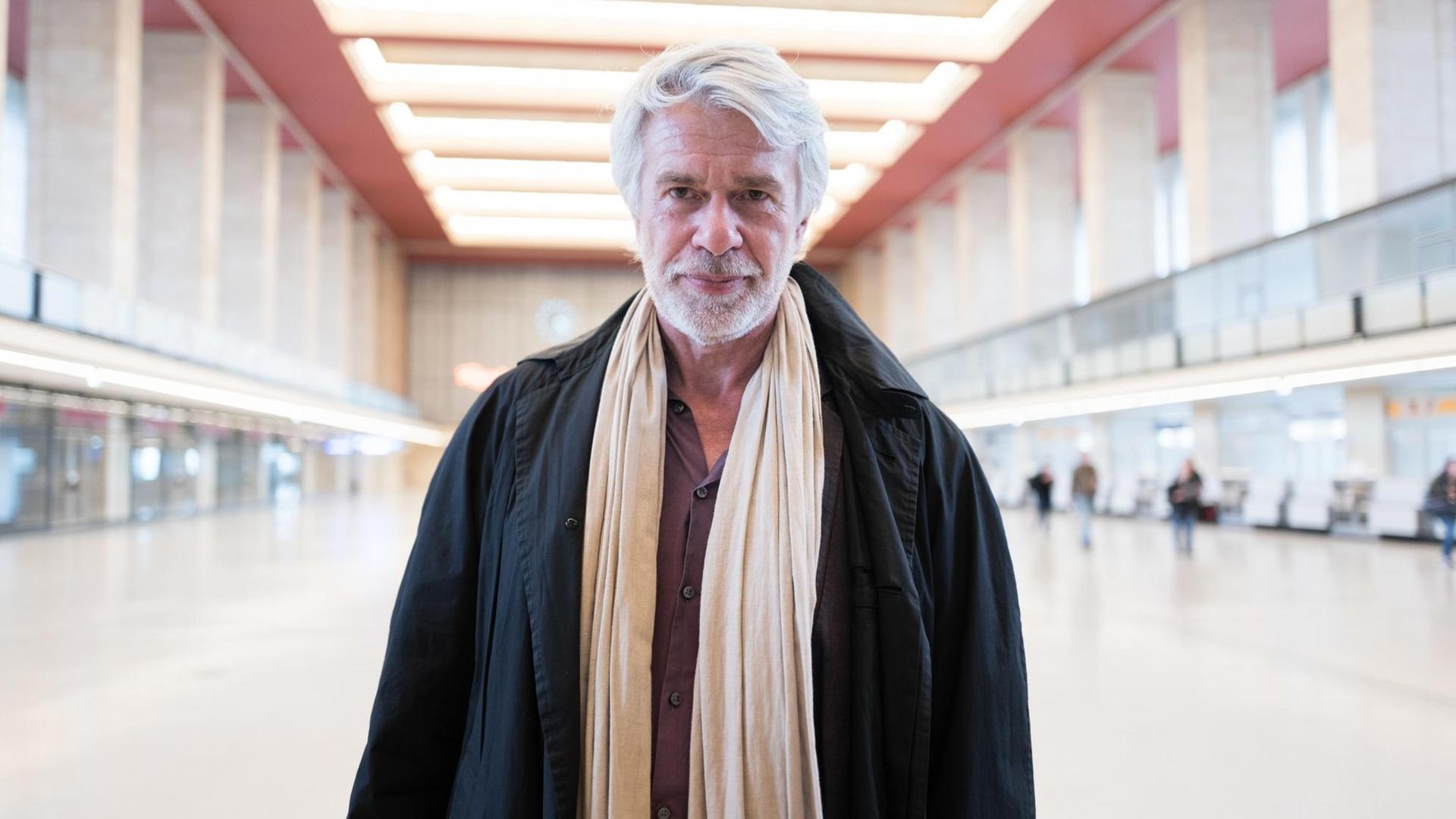 Chris Dercon, neuer Intendant der Berliner Volksbühne, auf dem Flughafen Tempelhof in Berlin