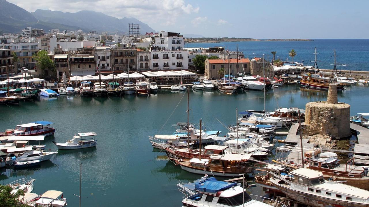 Blick auf den Hafen von Girne (Kyrenia) im türkischen Norden Zyperns