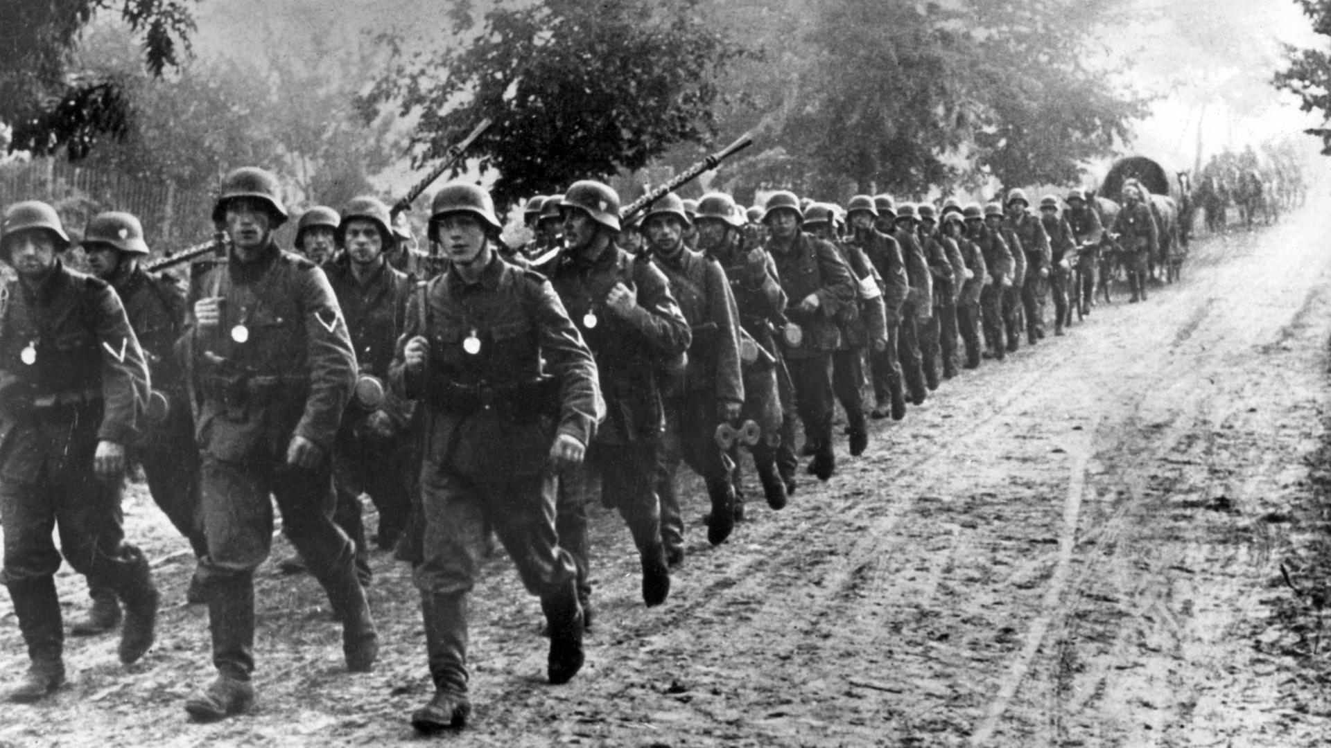 Schwarz-weiß-Bild von Soldaten der deutschen Wehrmacht, die am 1. September 1939 in Polen einmarschieren.