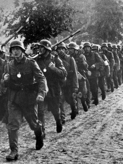 Schwarz-weiß-Bild von Soldaten der deutschen Wehrmacht, die am 1. September 1939 in Polen einmarschieren.