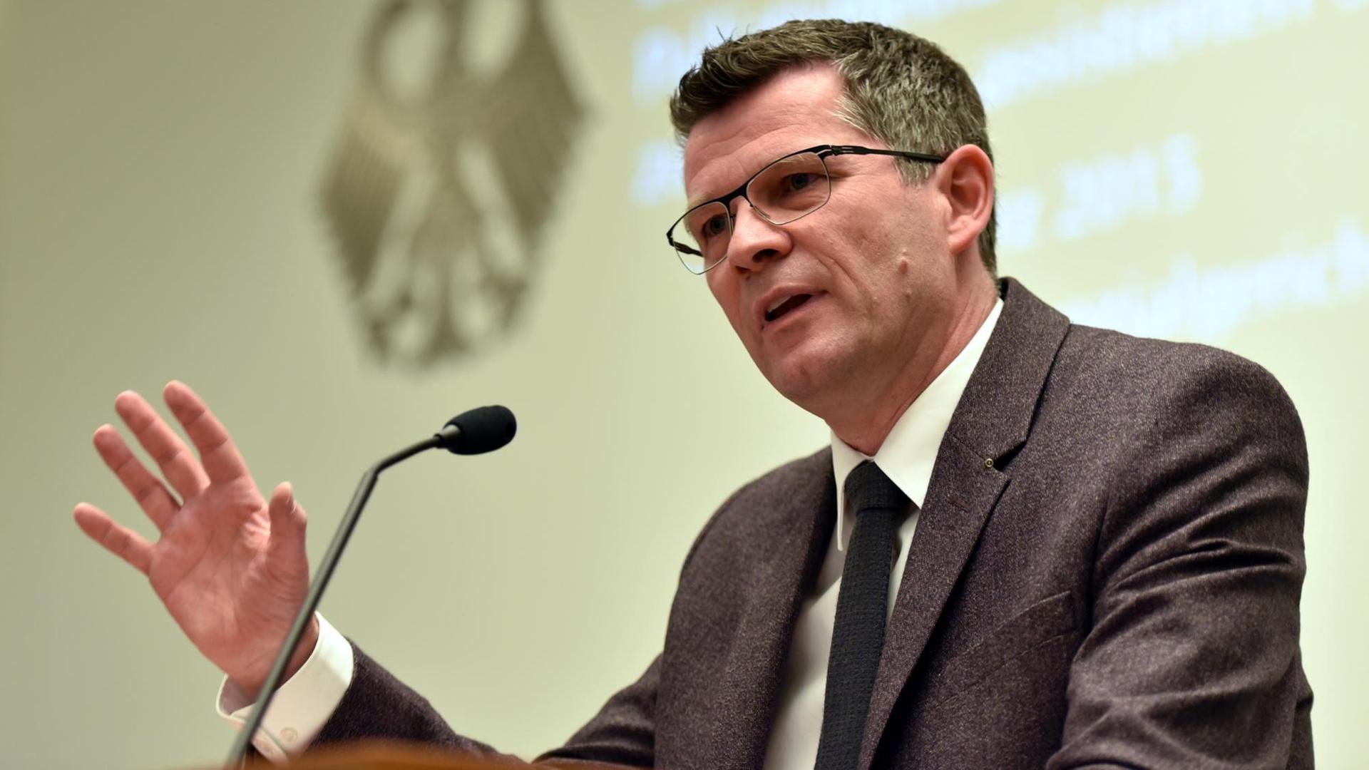 Peter Dabrock, Vorsitzender des Deutschen Ethikrates, spricht in ein Mikrofon