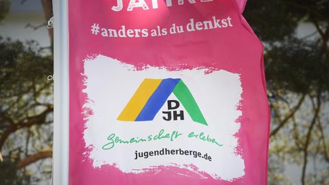 Fahne des Deutschen Jugend Herbergswerks vor der Jugendherberge im Ostseebad Binz auf der Insel Rügen