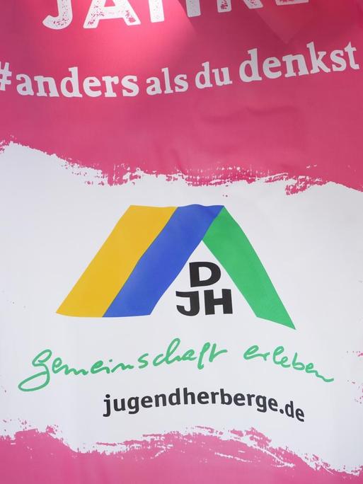 Fahne des Deutschen Jugend Herbergswerks vor der Jugendherberge im Ostseebad Binz auf der Insel Rügen