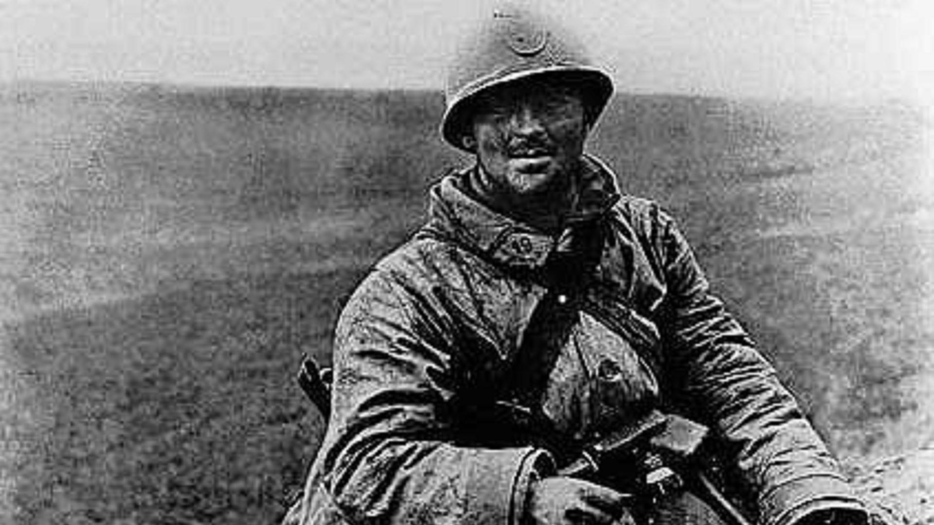 Unbekannter französischer Fußsoldat im Jahr 1918 in der Somme Region. In Frankreich hießen die einfachen Soldaten "Poilu".