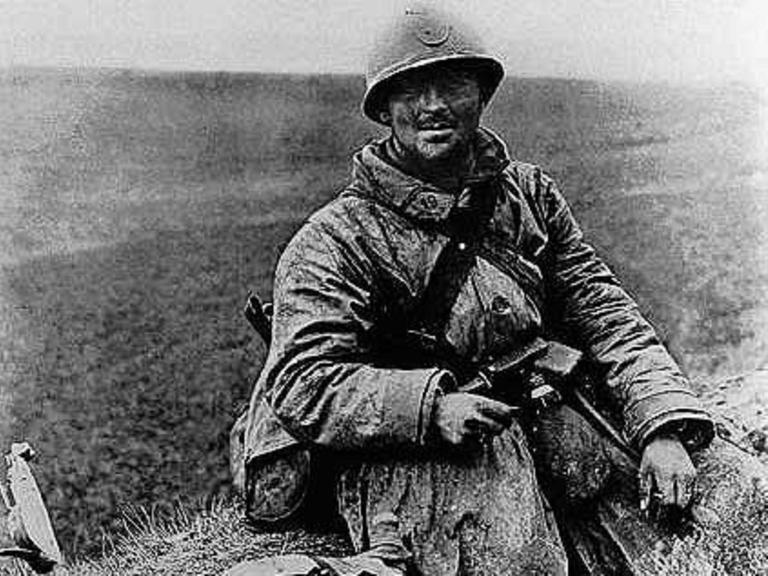 Unbekannter französischer Fußsoldat im Jahr 1918 in der Somme Region. In Frankreich hießen die einfachen Soldaten "Poilu".