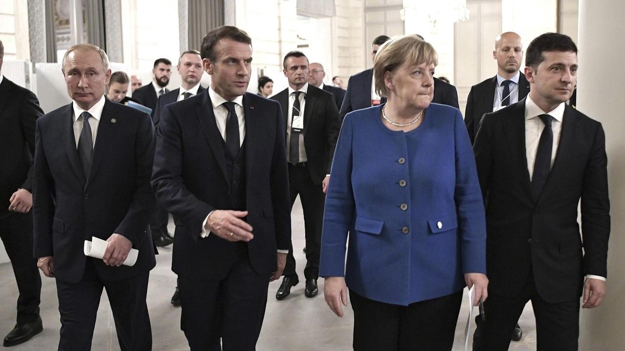 Die Präsidenten von Russland, Frankreich, Deutschland und Ukraine laufen gemeinsam zu einer Pressekonferenz in Paris. Vladimir Putin, Emmanuel Macron, Angela Merkel und Vladimir Zelensky. Paris, 10.12.2019.


