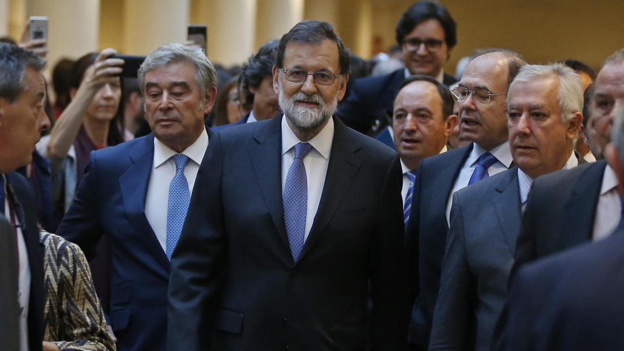 Spaniens Ministerpräsident Mariano Rajoy (M) kommt am 27.10.2017 in Madrid (Spanien) im Senat an.
