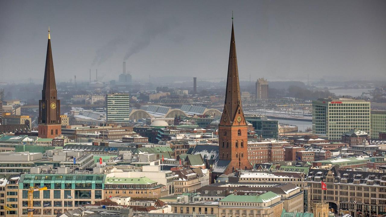 Blick auf das Hamburger Stadtzentrum mit den hoch aufragenden Türmen der Kirchen St. Jacobi und St. Petri.