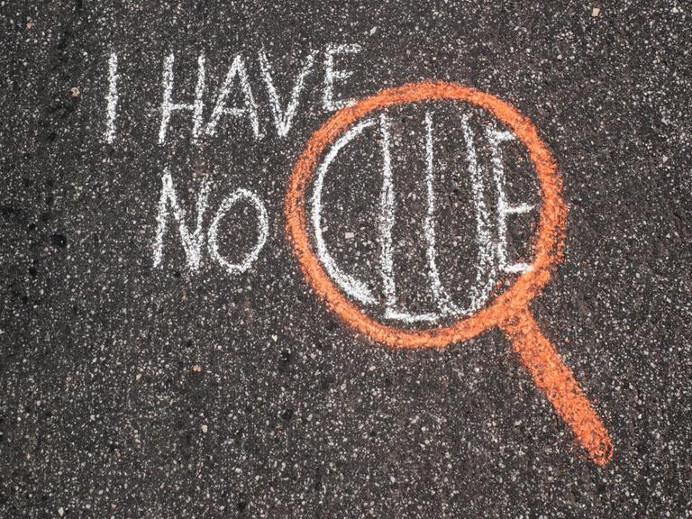 "I have no clue" steht mit Kreide geschrieben auf Straßenasphalt (Symbolfoto)